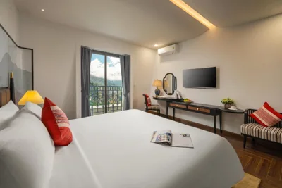 Cama King Deluxe con vistas a las montañas — DeLaMont Sapa Hotel - Hill Serenity Retreat